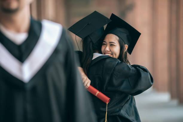 concepto de graduado - college fotografías e imágenes de stock