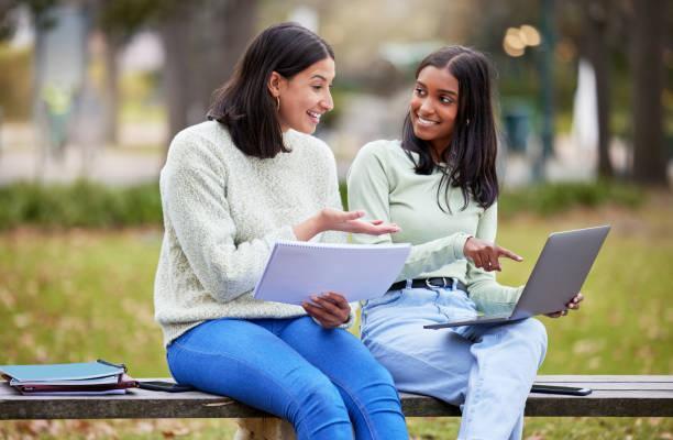 foto de dos mujeres jóvenes estudiando juntas en la universidad - college fotografías e imágenes de stock