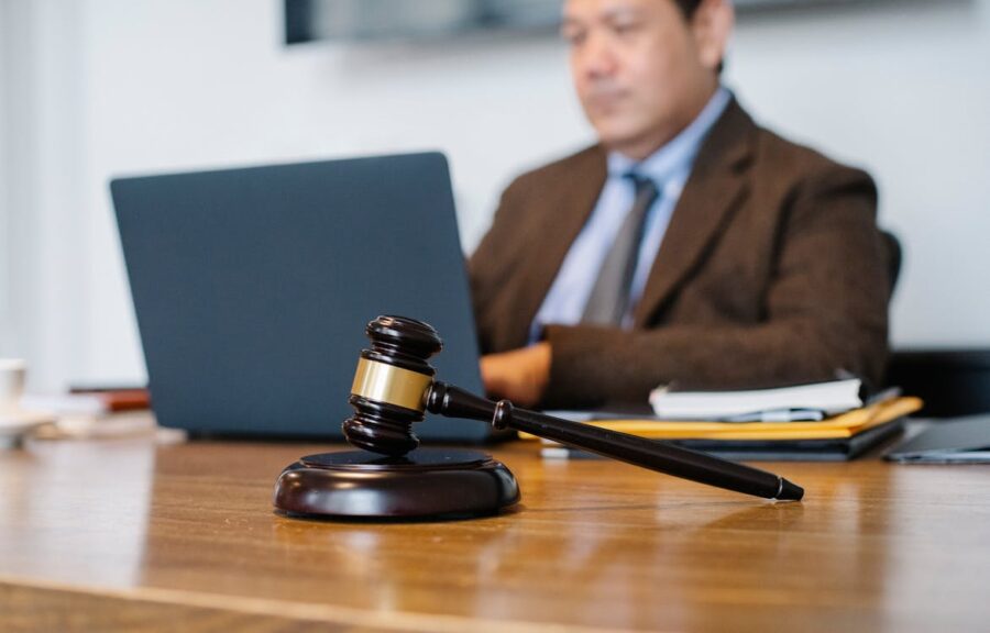 Kostenlos Ernte Asiatischen Richter, Der Auf Laptop Im Büro Arbeitet Stock-Foto